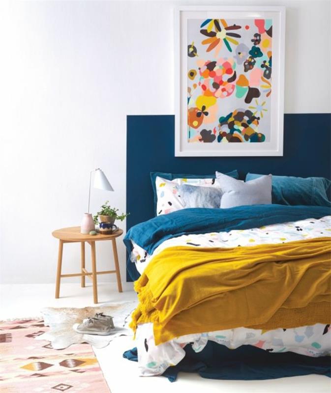 ördek mavisi dekor örneği, mavi başlık ve nevresim, geometrik desenli halı, renkli masa, İskandinav komodin, sarı yatak örtüsü, soyut duvar dekoru