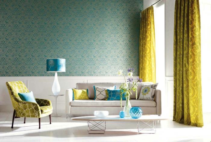 bir oturma odasının nasıl dekore edileceğine dair fikir, ördek mavisi dekor, çiçekli duvar kağıdı, sarı perdeler ve koltuk, beyaz kanepe ve sehpa, dekoratif minderler