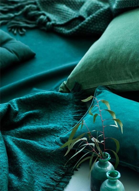 zamisel, kako z majhnimi dotiki vnesti barvo, okrasne dodatke zeleno, bencinsko modro in pavovo modro, blazine, odeje in vaze