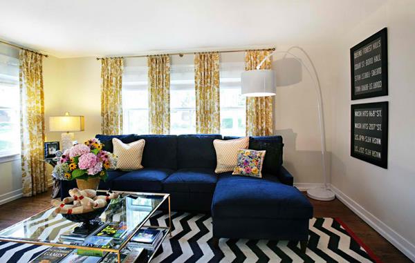 mavi ve sarı dekor fikri, lacivert kanepe, siyah beyaz zebra halı, sehpa, çiçek buketi dekoru