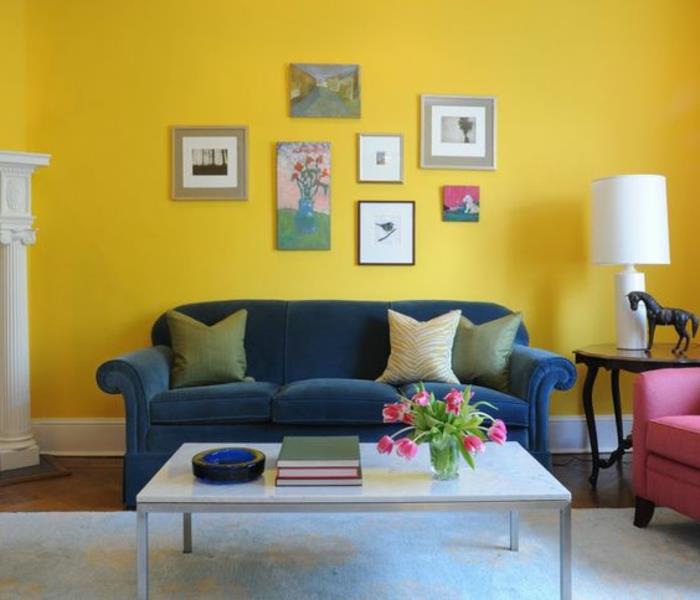 mavi ve sarı dekor fikri, mavi kanepe ve sarı duvar rengi, tablolar, tablolar, çizimler, dekoratif fotoğraflar, mermer sehpa, pembe koltuk, yunan tarzı şömine