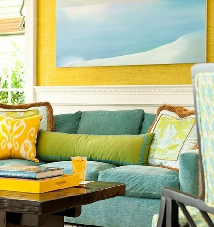 modern oturma odası düzeni, mavi ve sarı dekor, kahverengi ahşap masa, gök mavisi dekoratif boyama