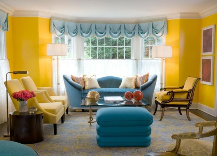 klasik bir oturma odası örneği, sarı koltuklar, mavi kanepe ve tabure, gri halı, mavi ve sarı dekorlu imparatorluk sarı duvar