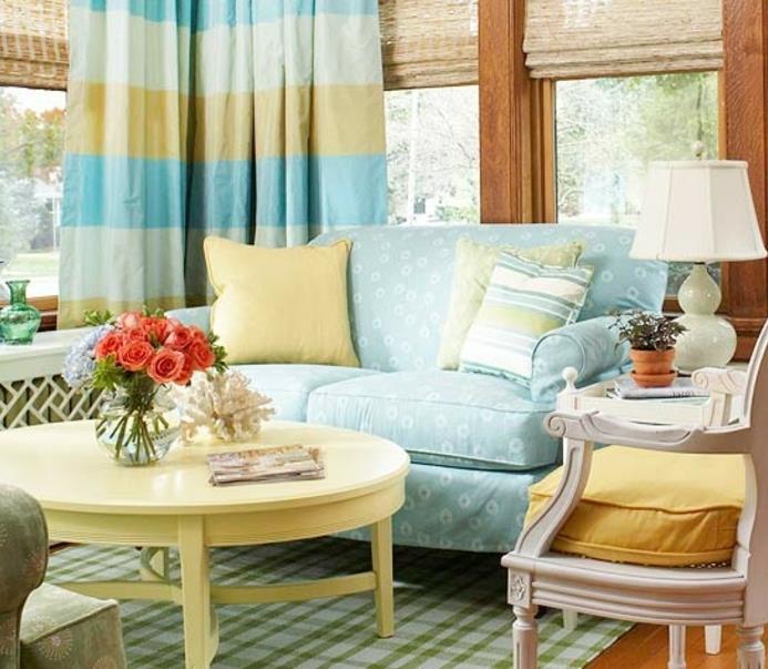 şık bir country oturma odası, açık sarı sehpa, açık mavi kanepe ve sarı ve mavi çizgili perdeler, beyaz ve yeşil halı nasıl düzenlenir