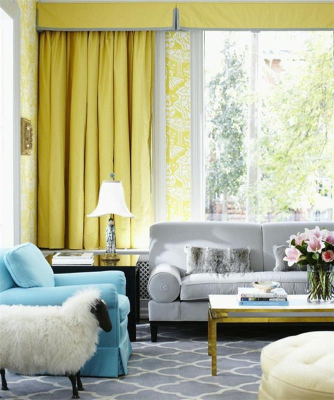 gri kanepe, mavi koltuk, beyaz geometrik desenli gri halı, sehpa, çiçek buketi, büyük pencere