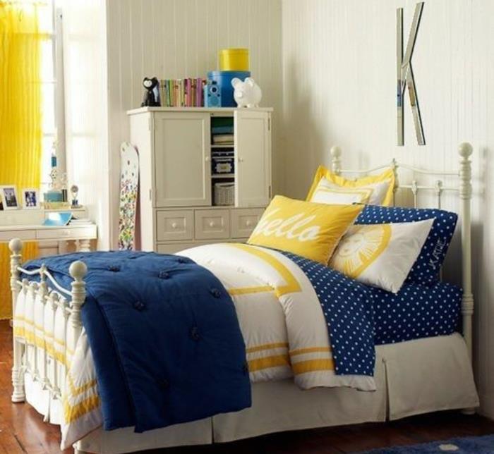 mavi ve sarı dekor, yatak çarşafları, beyaz metal yatak, beyaz duvar, dekoratif mektup, beyaz gardırop, genç odasını nasıl dekore edeceğine dair fikir