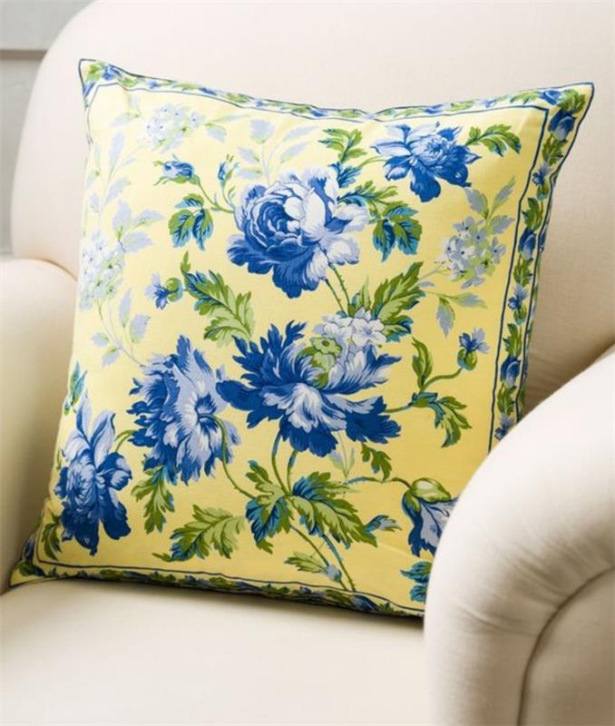 güzel mavi ve sarı dekoratif vurgu, mavi çiçek desenli sarı minder, kirli beyaz koltuk, eski püskü şık dekorasyon