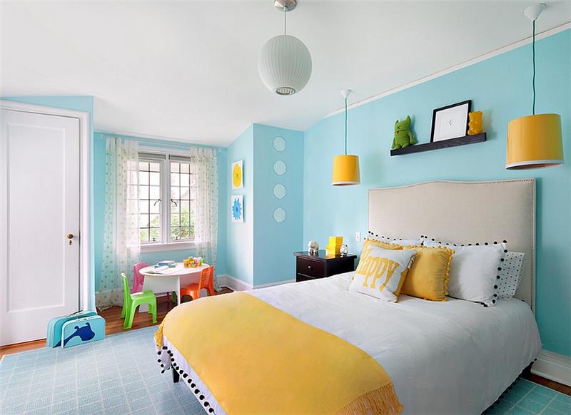 bir genç odası nasıl düzenlenir, mavi ve sarı dekorasyon, sarı yatak örtüsü, duvar, mavi halı, oyun köşesi, küçük masa ve çocuk sandalyeleri, koza atmosferi