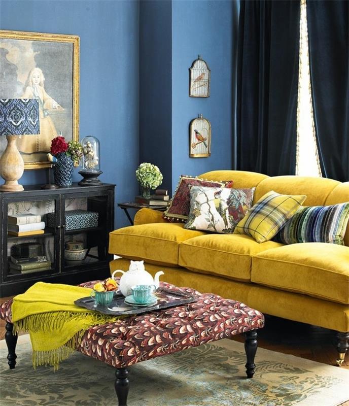 vintage oturma odasında mavi ve sarı deco, pastel sarı kanepe, mavi duvar, vintage sehpa, retro duvar resmi, retro çiçek desenli halı