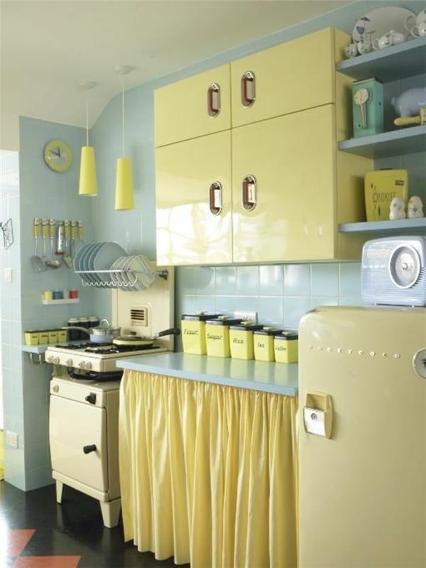 mavi ve sarı mutfak dekoru, mutfak cephesi, eski sarı buzdolabı ve ocak, açık mavi fayans, mavi raflar, şık eski dekor