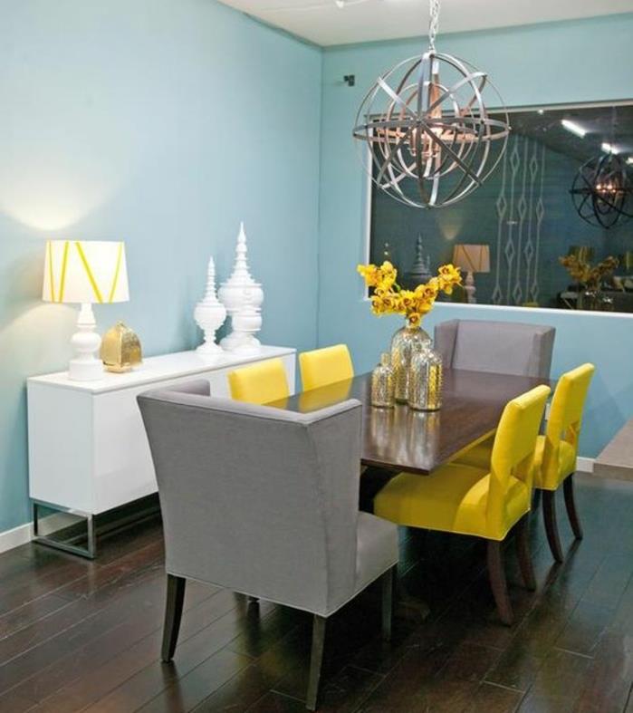 yemek odasında mavi ve sarı dekorasyon, sarı ve gri sandalyeler, gök mavisi duvar, beyaz alçak şifonyer, orijinal sarkıt lamba
