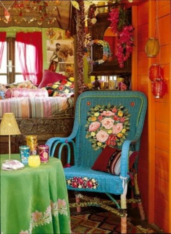 barvno-boemski-chic-dekor-in-stol-s-barvitimi vzorci