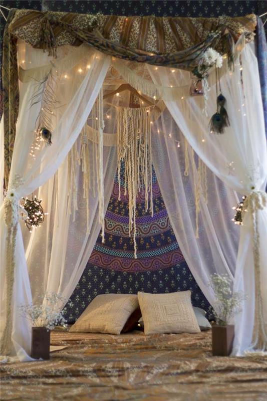 hipių dekoras, indiški sienų dažai, lova su baldakimu, šviesi girlianda