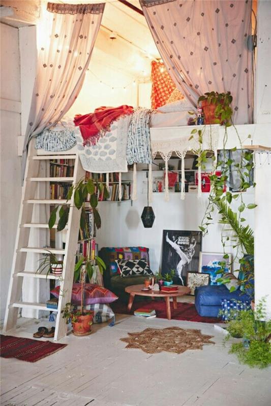 bohemiškas miegamojo dekoras, medinės kopėčios, žali augalai, medinės lentynos