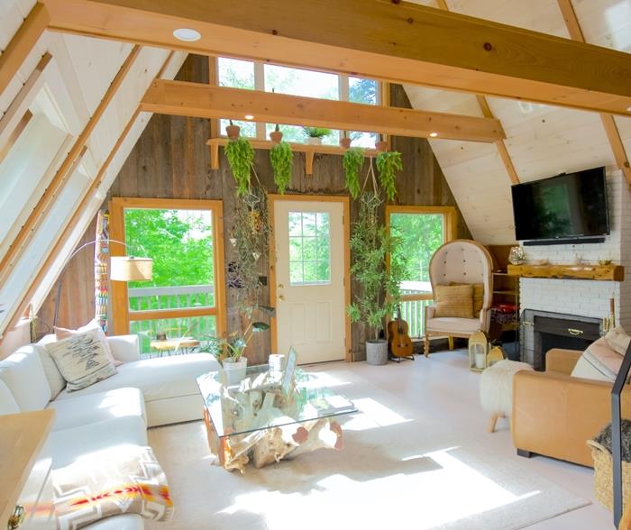 boho şık deco beyaz tuğla duvar açık kirişler tavan köşe kanepe minderi etnik desenler sehpa cam ve ham ahşap sıcak ve koza