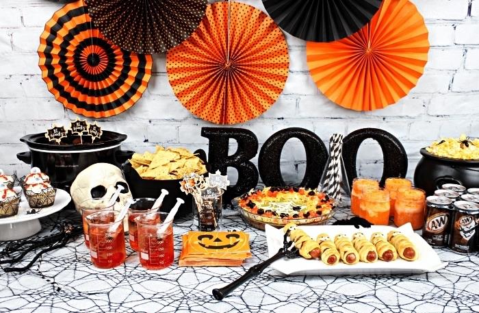kolay bir cadılar bayramı aperitifi için tarif fikirleri, siyah, turuncu ve beyaz renklerde korkunç masa dekorasyonu