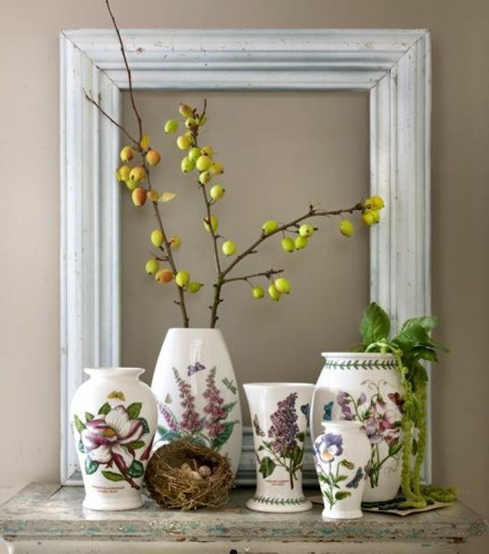 deco prazen okvir, velik okvir z okrasnimi cvetličnimi vazami in vejami, okrasno gnezdo, siva stena