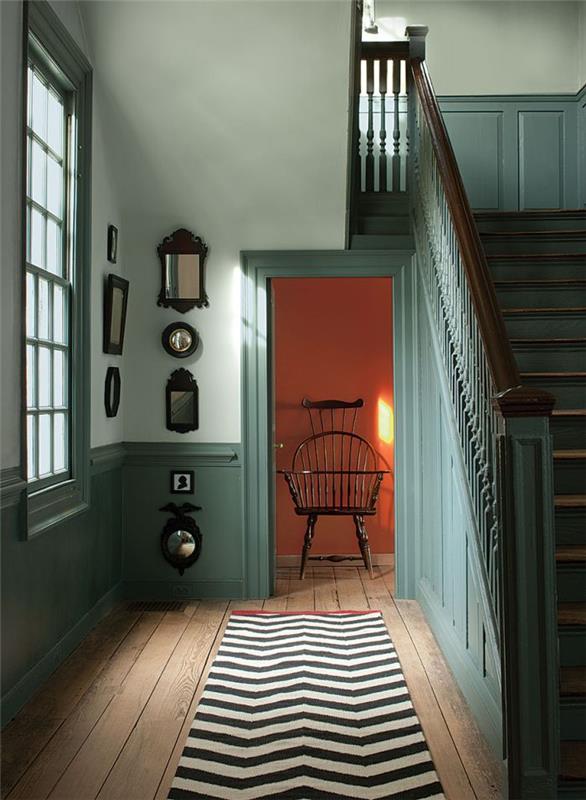 stopnišče prebarvano v zeleno, ki prevzame barvo podlage in lesa, pobarvajte kletko