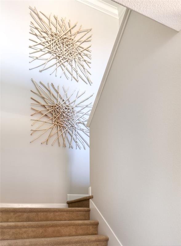 sodobna dekoracija stopnišč svetlo sive stene elegantni dekorativni predmeti
