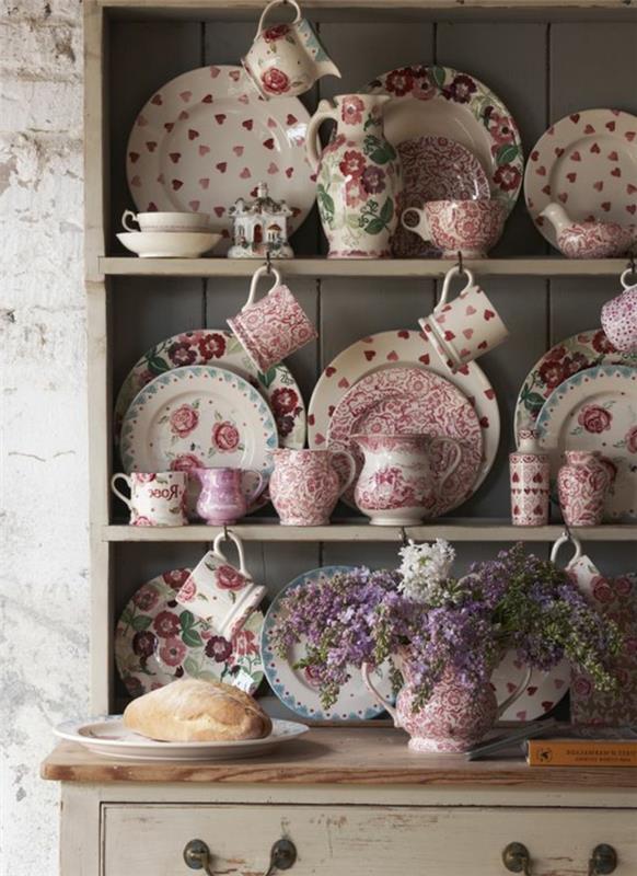 country chic vzorec, namizni pribor s cvetličnim vzorcem, krožniki, skodelice, shabby chic liberty, vintage dekoracija, siva lesena komoda