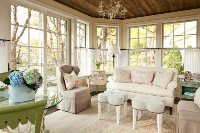 eleganten podeželski dekor, sivobel kavč in siv naslanjač, ​​stolčki v obliki cvetja, črtasta preproga, velika okna