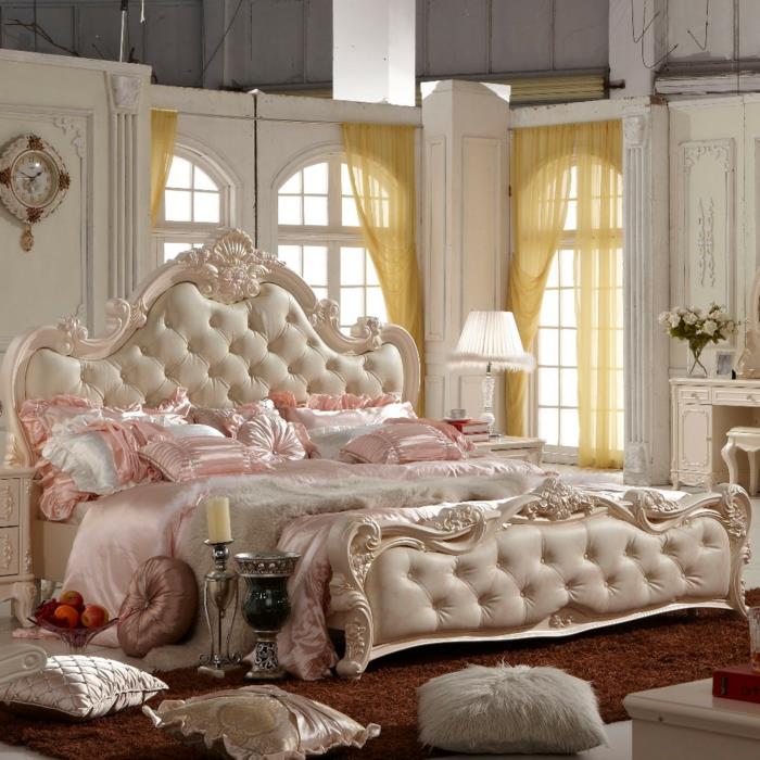 boudoir spalnica, karirano okno, rumene zavese, rjava preproga, svečnik, shabby chic stene, pastelno rožnato vzglavje