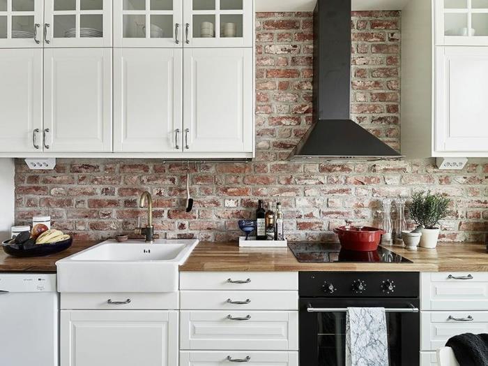 prenova lesene kuhinje, bele omare, vgrajena kuhinja, beli umivalnik, opečna stena, črna električna pečica