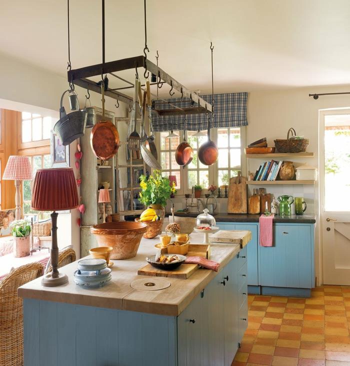 opremljena kuhinja, lesena kuhinja, osrednji otok, keramični cvetlični lonec, rdeča svetilka, stoli iz ratana
