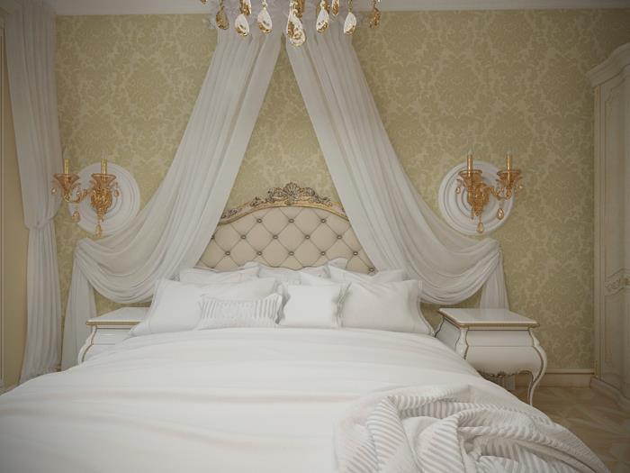 boudoir spalnica, bež stene iz damasta, dekoracija postelje v belih tančicah, zlati svečniki