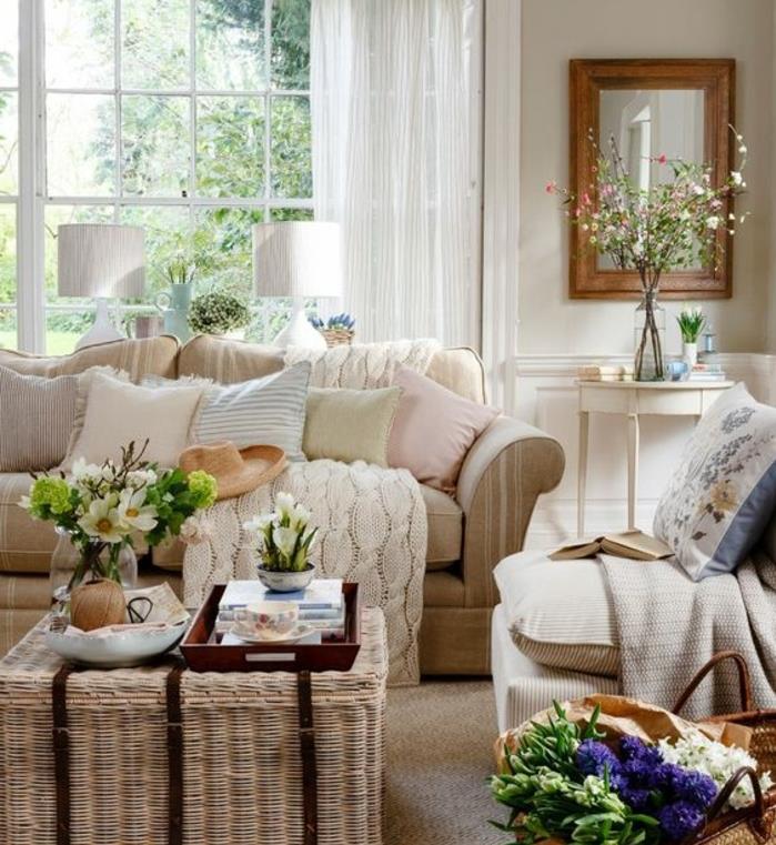 primer elegantnega podeželskega dekorja, mizica iz ratana, bež kavč in naslanjač, ​​pastelne barvne blazine, karirana in cvetlična dekoracija