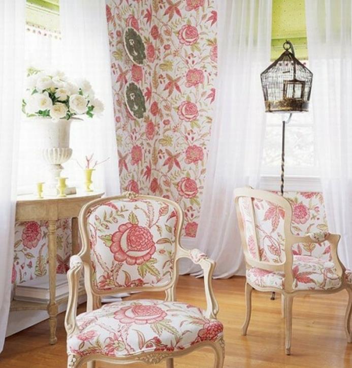country in shabby chic deco ideja, ozadje in tekstilni kavč s cvetličnimi vzorci svobode, šopek belega cvetja in starinski zaboj za ptice