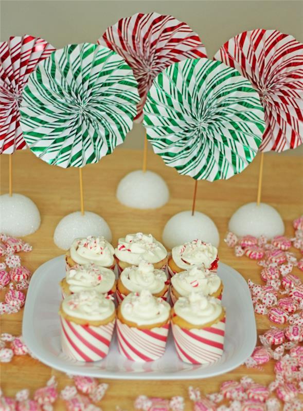 yeşil, beyaz ve kırmızı çizgili kağıt yelpazeler ve beyaz ve kırmızı cupcakes ile cupcake dekorasyon