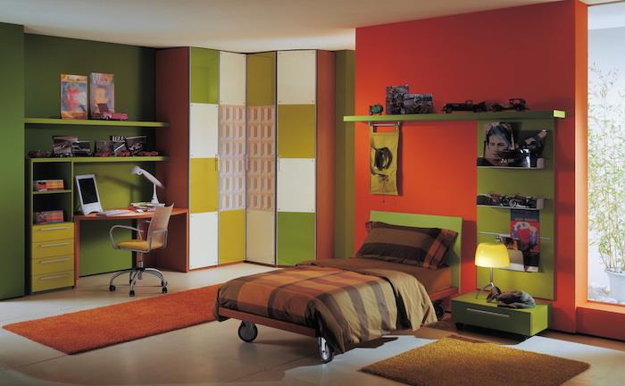 komplementarna barva z rdečo, naglasna stena rdeča, ki se vleče proti oranžni, majhna postelja na kolesih, zelena polica, pisarniški kotiček z zeleno steno, otroški stol, pohištvo za otroško spalnico