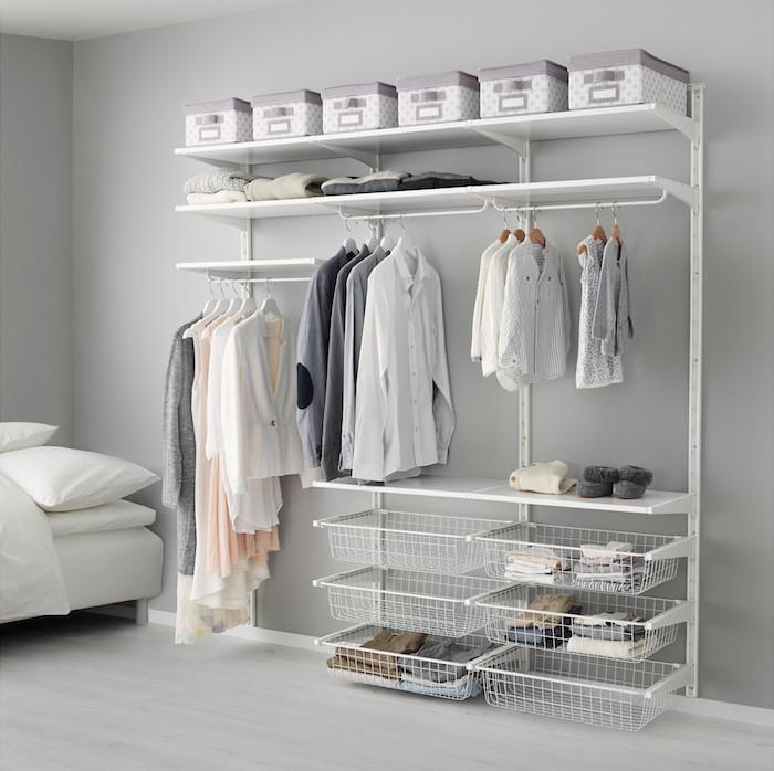 Garderoba nizka garderobna omara odprta garderoba lepe dekorativne zasnove, vse v sivo -beli spalnici