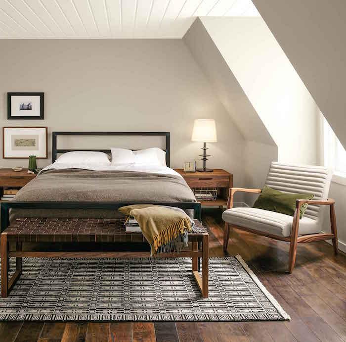 įrengti 12m2 pagrindinį miegamąjį su nuožulniomis lubomis po stogu, jaukų ir romantišką miegamąjį su medinėmis grindimis