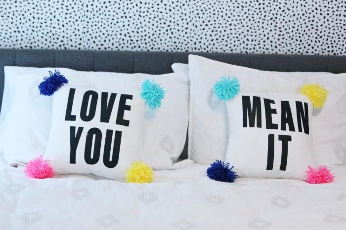 canlı renklerde ponpon süslemeli iki kişilik romantik bir yatak odası nasıl düzenlenir