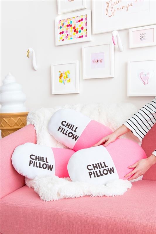 namuose pagamintas dekoratyvinių pagalvėlių modelis iš pastelinės rožinės ir baltos spalvos audinio su saldžiais žodžiais, paauglių merginos miegamojo dekoras baltos ir rožinės spalvos
