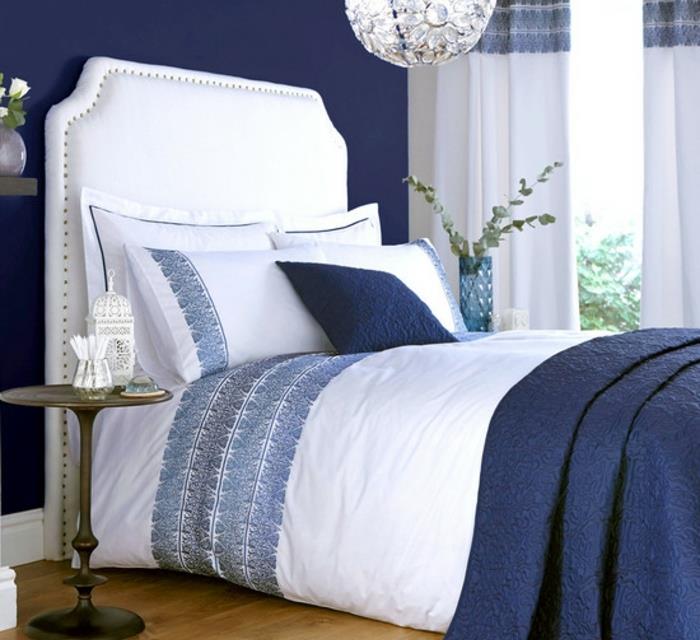modra-posteljna-odeja-in-indigo-modra-stenska-slika-za-spalnico za odrasle-bela-taftana-vzglavnik-posteljno perilo-in-bele zavese-s-cvetličnimi vzorci-modra