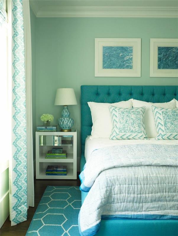 barva starševske spalnice, preproge z geometrijskimi oblikami, veliko okno, okrasne blazine