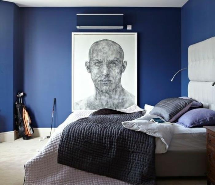odrasla-modra-spalnica-dekor-zakonska postelja-sivo-belo-in-bež-poudarki-ideje-modra-indigo-spalnica-miza-risba-grafika