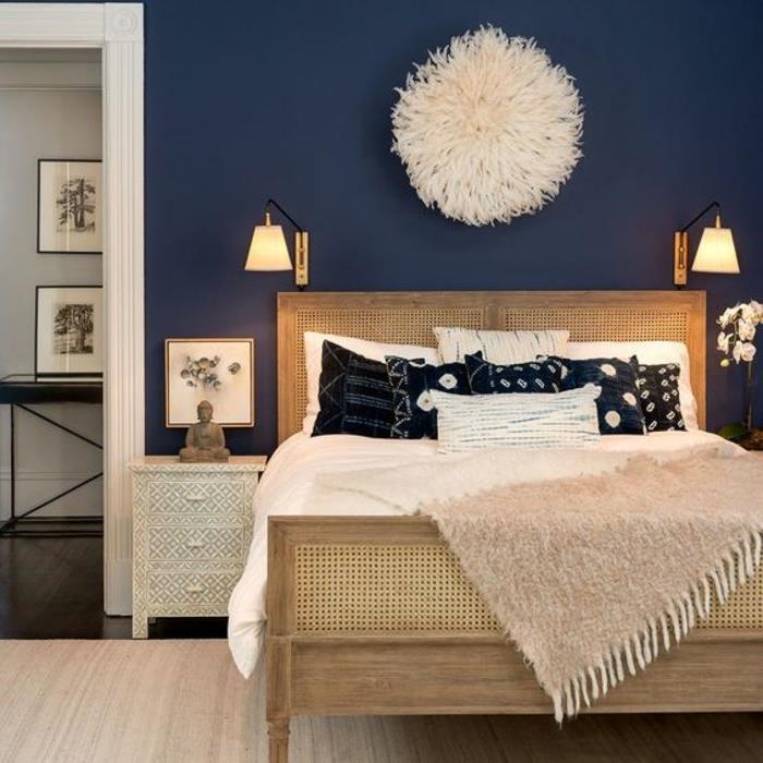deco-odrasla-spalnica-modra-indigo-deco-spalnica-eksotična-orientalska-postelja-original-stenska dekoracija
