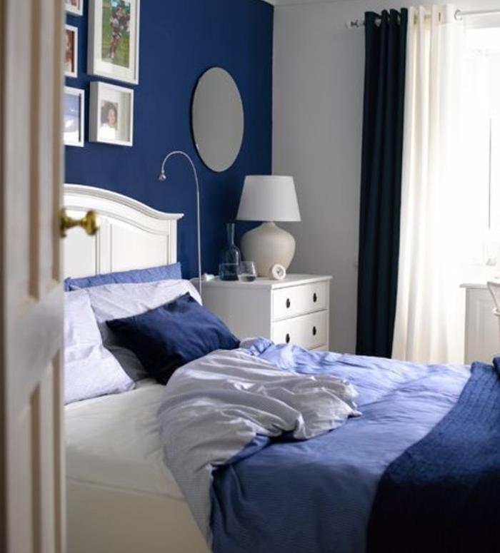 deco-odrasla-spalnica-modra-naglas-stena-indigo-leseno-pohištvo-bela-lanena-hiša-v-belem in-indigu