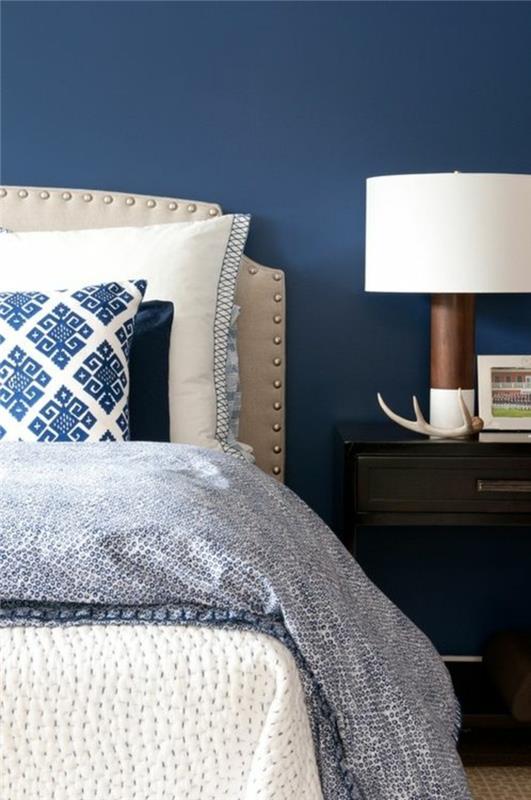 barva safirno modra s posteljo nazaj v krem ​​beli in svetilka na nočni omarici z velikim senčnikom v beli barvi