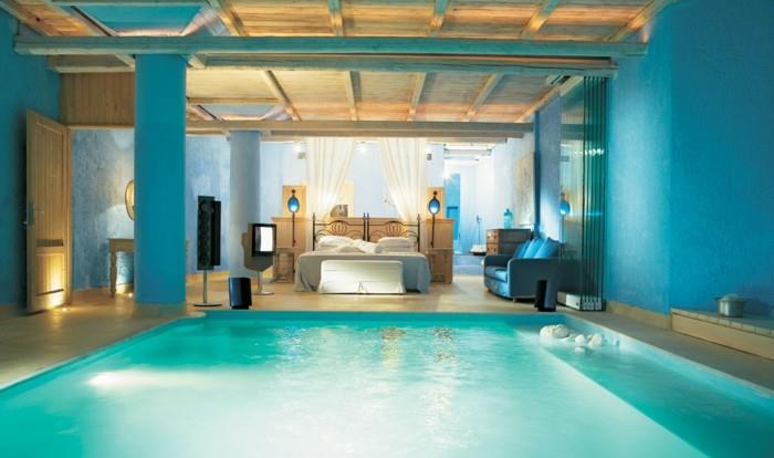 modra spalnica za odrasle, strop z lesenimi tramovi, notranji bazen, turkizna dekoracija