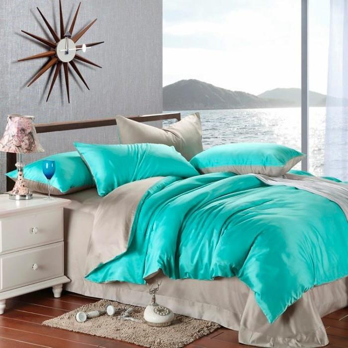 barvna starševska spalnica, pogled na morje, ura v obliki sonca, preproga iz umetnega krzna