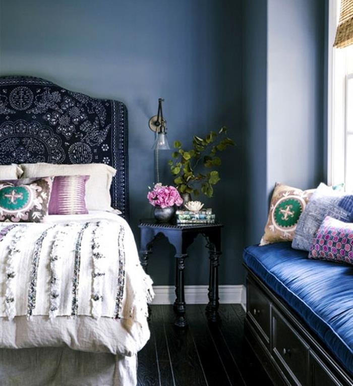 dekor-spalnica-odrasla-modra-postelja-vzhodni-stil-vzglavje-vzhodni-vzorci-stenske barve-indigo-modra-raznobarvne-blazine-boemsko vzdušje