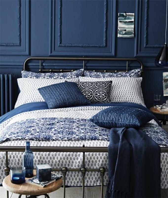 deco-odrasla-spalnica-modra-indigo-barva-stena-kovina-posteljica-indigo-modra-poudarki-indigo-modra-posteljna-odeja-blazine-majhna-lesena-mizica