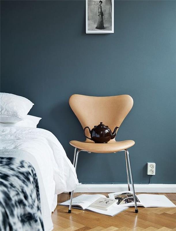 modra siva ideja za spalnico za odrasle, belo posteljno perilo, bež stol, lahek parket, umetniška dekoracija