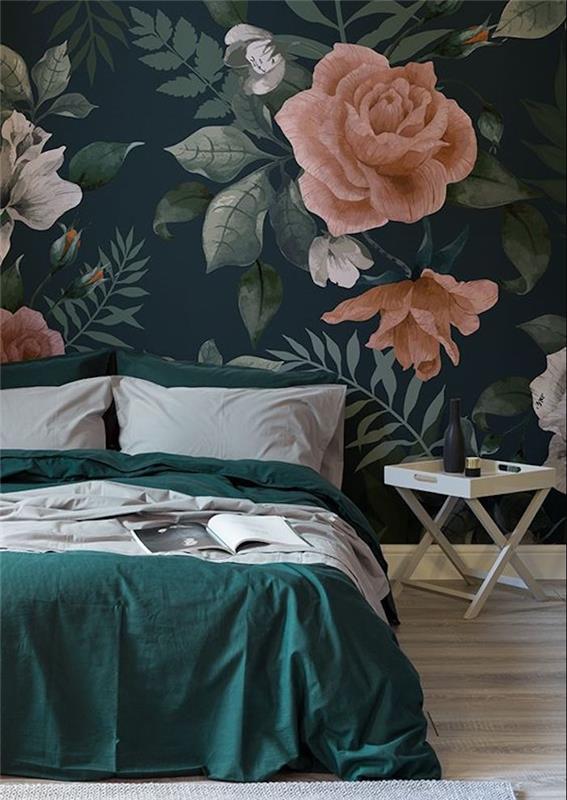 büyük çiçekler, güller, gri ve zümrüt yeşili nevresimler, hafif parke, masa piante ile siyah duvar goblenli yetişkin yatak odası dekoru