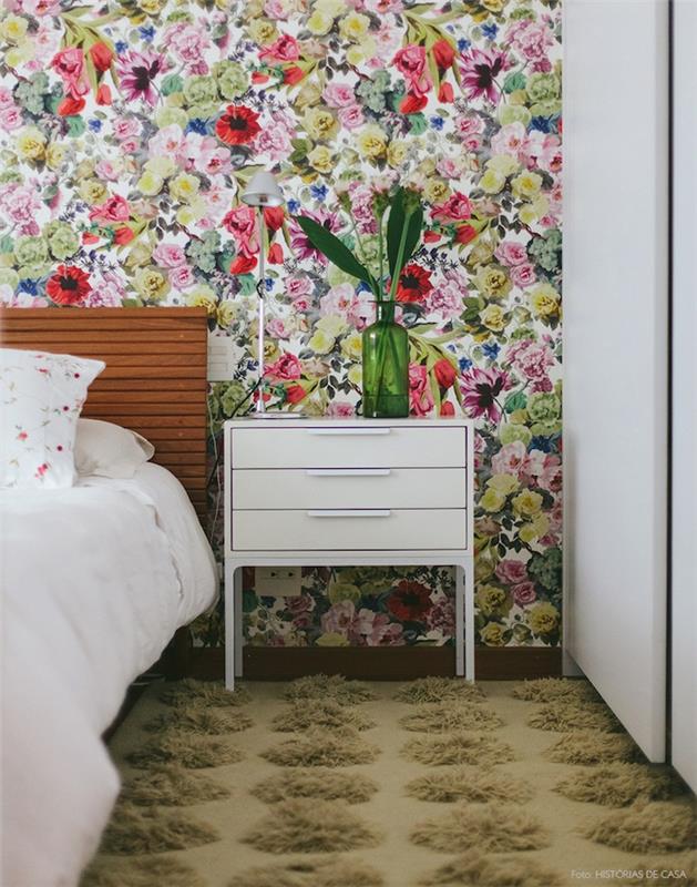 yetişkin yatak odası duvar kağıdı fikri, çiçek desenli, rengarenk çiçekler, beyaz komidin, ahşap yatak, bej halı